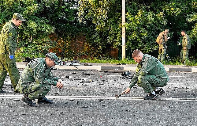 Auf diesem vom russischen Untersuchungsausschuss veröffentlichten Handout-Foto arbeiten Ermittler am Ort der Explosion eines von Daria ...