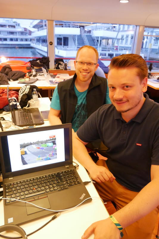 Zwei Ur-Konstanzer tüfteln an einem praktischen Konstanzer Projekt. Thomas Munker (hinten) und Marcus Beck haben Physik an der Uni ...