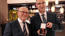 Jochen Stotmeister (links) bekommt das Verdienstkreuz von Stühlingens Bürgermeister Joachim Burger überreicht.