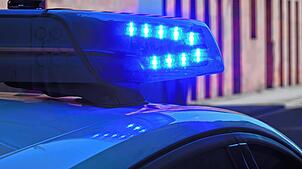 Ein Polizeifahrzeug fährt mit Blaulicht. (Symbolbild) Ein 20-Jähriger Mann versucht seine schlafende Nachbarin in Tübingen zu ersticken.