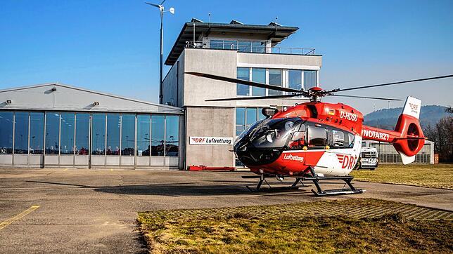 Blick auf die DRF Luftrettung Station Freiburg mit Hubschrauber &bdquo;Christoph 54&ldquo;, der in 2020 insgesamt 1432 Einsätze flog.