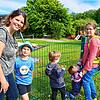 Hier dürfen wir nicht rein: Laura Straub (links) und Nicole Dathe stehen mit ihren Kindern am Zaun der Kita am Klinikum. Sie möchten im ...