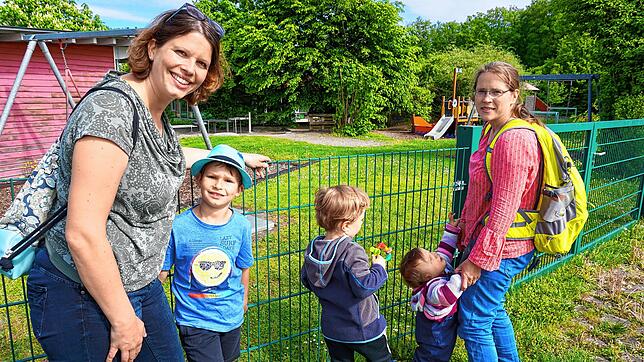 Hier dürfen wir nicht rein: Laura Straub (links) und Nicole Dathe stehen mit ihren Kindern am Zaun der Kita am Klinikum. Sie möchten im ...