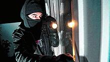 So wie auf diesem Bild könnte es bei den Taten eines mutmaßlichen Serieneinbrechers im Raum Wangen ausgesehen haben. Polizei und ...