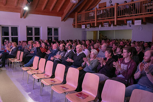 Die Trachtenkapelle Obermettingen spielte bei ihrem Weihnachtskonzert in der voll besetzten Gemeindehalle. Das Publikum dankte es ihr ...