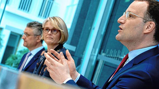Jens Spahn (CDU), Bundesminister für Gesundheit, Anja Karliczek (CDU), Bundesministerin für Bildung und Forschung, und Lothar Wieler ...