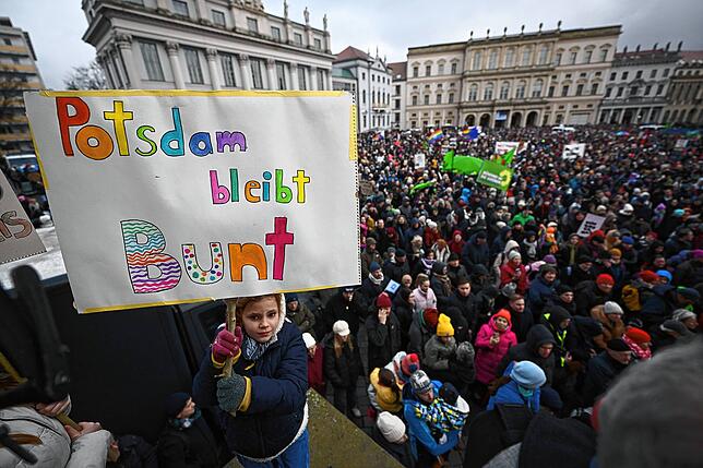 &bdquo;Potsdam bleibt bunt&ldquo; steht während der Demonstrationen &ldquo;Potsdam wehrt sich&bdquo; auf dem Alten Markt auf dem Schild ...