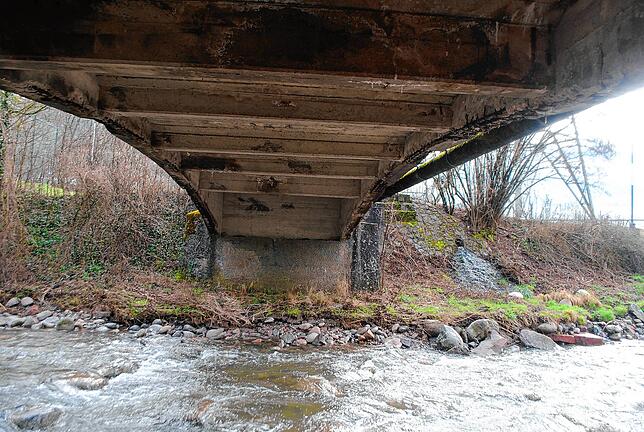 Über Jahrzehnte ist Wasser in das Bauwerk eingedrungen, so dass sich an der Unterseite der Brücke bereits stalaktitenähnliche Gebilde ...