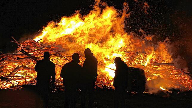 Bonndorf: Das Fasnetfeuer auf dem Lindenbuck in Bonndorf brannte lichterloh. &bdquo;Eine wunderschöne Fasnacht war&lsquo;s&ldquo;, so ...