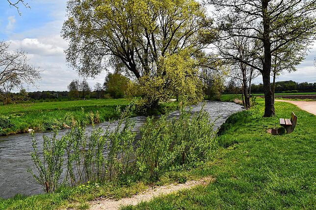 In Volkertshausen kann man auf Bänken den Blick ins Weitenried und den hohen Erholungsfaktor genießen. Dabei sind auch die ...