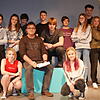 Die Mitglieder des Jungen Theaters der Festspielgemeinde Bad Säckingen und die beiden Theaterpädagogen Corina Gerspach (rechts) und ...