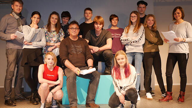 Die Mitglieder des Jungen Theaters der Festspielgemeinde Bad Säckingen und die beiden Theaterpädagogen Corina Gerspach (rechts) und ...
