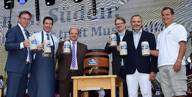 Das war bei der Festpremiere 2016: Vertreter der Stadt und der Fürstenberg-Brauerei freuen sich beim Fassanstich auf das gemeinsame ...