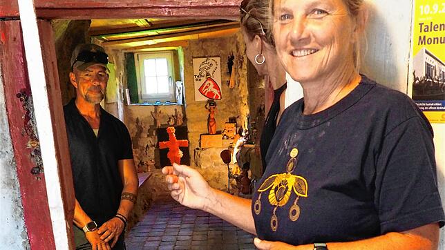 Claudia Schäffer erzählt die Geschichten rund um den beinah 1000 Jahre alten Gewölbegang der im Mittelalter zerstörten Hinterburg mit ...
