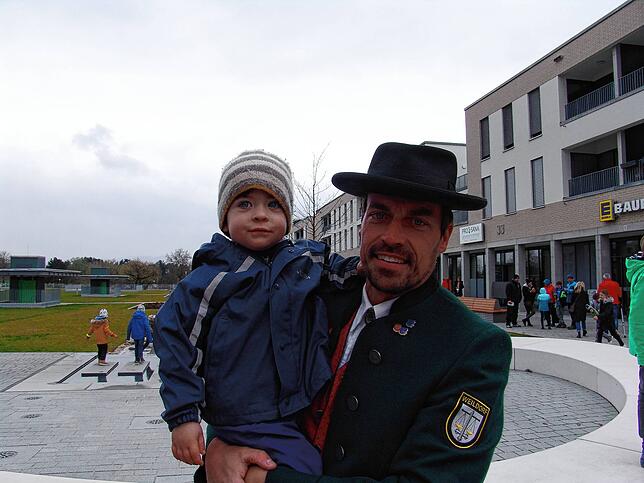 Stephan Ziegler mit Sohn Anton ist zufrieden mit der Neuen Mitte: &bdquo;Es ist ein toller Treffpunkt für die Salemer&ldquo;, sagt der ...