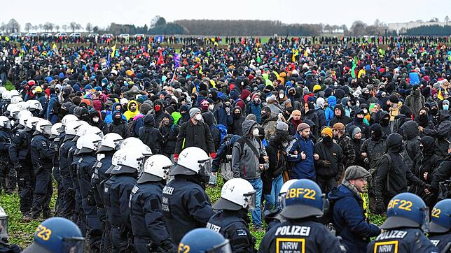 Im nordrhein-westfälischen Lützerath fand eine Großdemonstration gegen die Abbaggerung des Dorfes für den Braunkohletagbau statt.