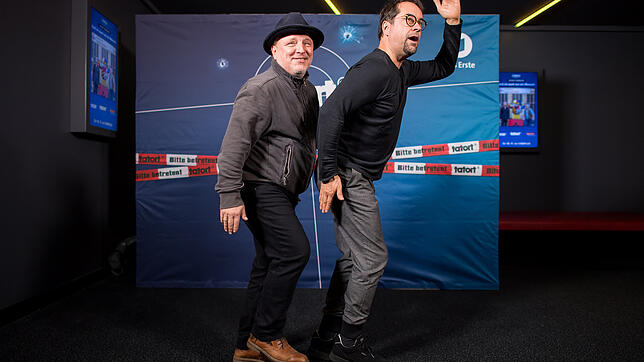 Hier tanzen Axel Prahl  und Jan Josef Liefers bei der Kinopremiere im Cineplex in Münster für die Fotografen. Am Sonntagabend sind die ...