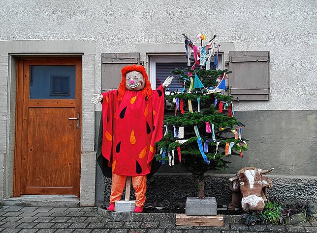 Wenn die Vulkangeister des Narrenvereins Blauer Stein schon nicht durch die Straßen und Gassen ziehen können, so zieren sie zumindest ...