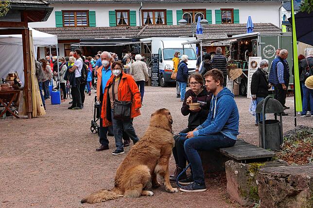 Der Naturpark-Markt auf dem Unterkirnacher Mühlenplatz zieht am Sonntag zahlreiche Besucher an.