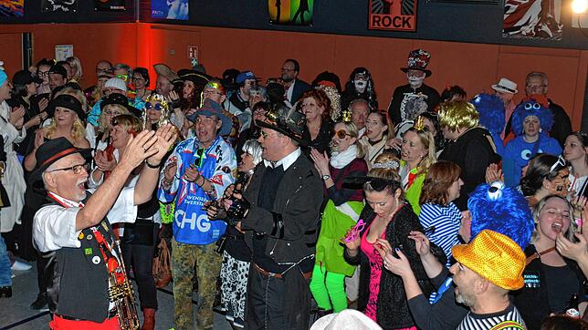 So wie diese vergnügten Oldie-Night-Fans sich von dem Bandleader der Grufti-Band-Tiengen anfeuern ließen, so vergnügt-närrisch soll es ...