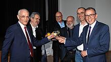 Gemeinsam mit Fritz Link (von links) stoßen der frühere Landtagsabgeordnete Karl Rombach, St. Georgens Bürgermeister Michael Rieger, ...