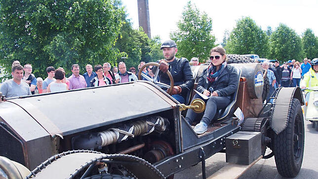 Junge Damen senken als Beisitzer auf den alten Fahrzeugen beim Oldtimertreffen auf der Göge am Pfingstsonntag erheblich den ...