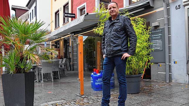Gastwirt Wolfgang Schrenk vor der „Bildergalerie“ in der Niederen Straße. In den Außenbereich hat er gemeinsam mit dem ...