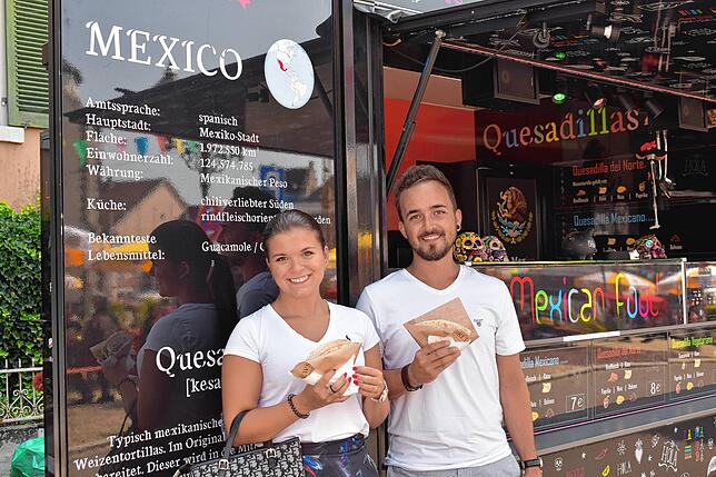 Daniel Maier und Sina Hagg aus Winterlingen sind extra wegen des Streetfood-Festivals gekommen. Die mexikanischen Quesadillas sind ihre ...