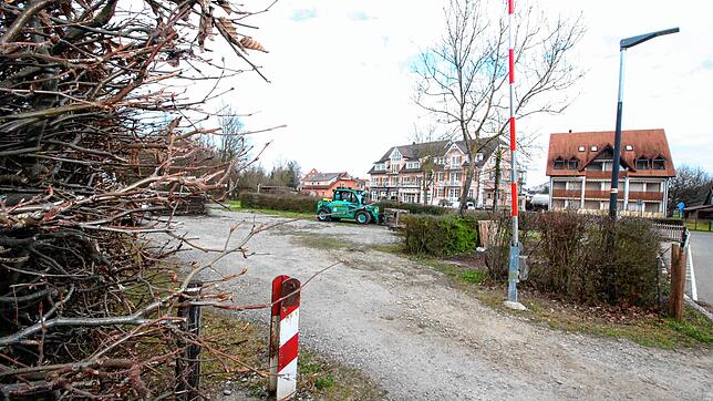 Auf diesem Parkplatz, den die Mitarbeiter des Pfahlbaumuseums zurzeit nutzen, soll der Anbau des Freilichtmuseums entstehen.