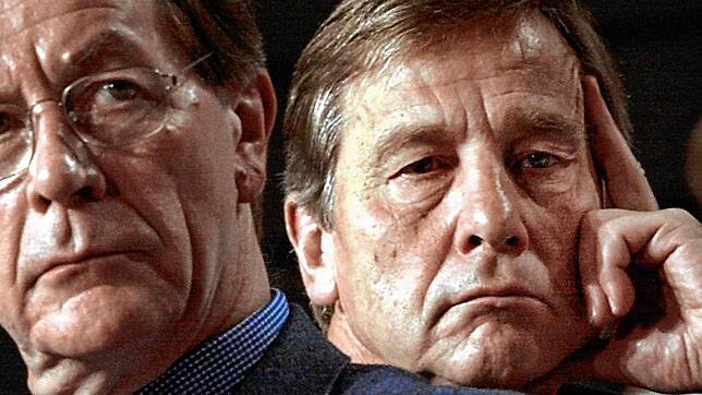 Franz Müntefering (l) und Wolfgang Clement auf einem Landesparteitag der SPD in Düsseldorf. Der ehemalige Bundeswirtschaftsminister und ...
