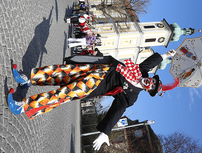 Schöneres Panorama geht nicht: Narr Frank Jäger vom Frohsinn bei strahlend blauem Himmel vor der Stadtkirche.