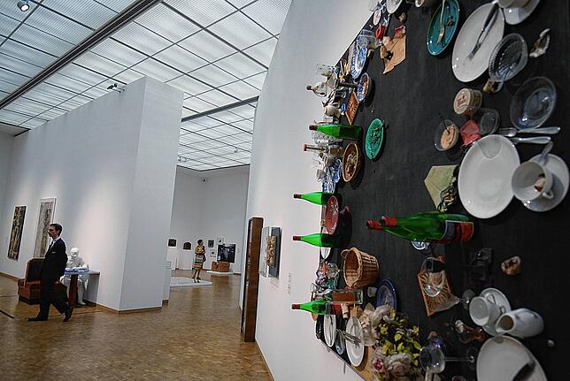 Kochkultur in der Kunst: hier bei Daniel Spoerri (&ldquo;Hahns Abendmahl&ldquo;), gezeigt in einer Ausstellung des Kölner Museums ...