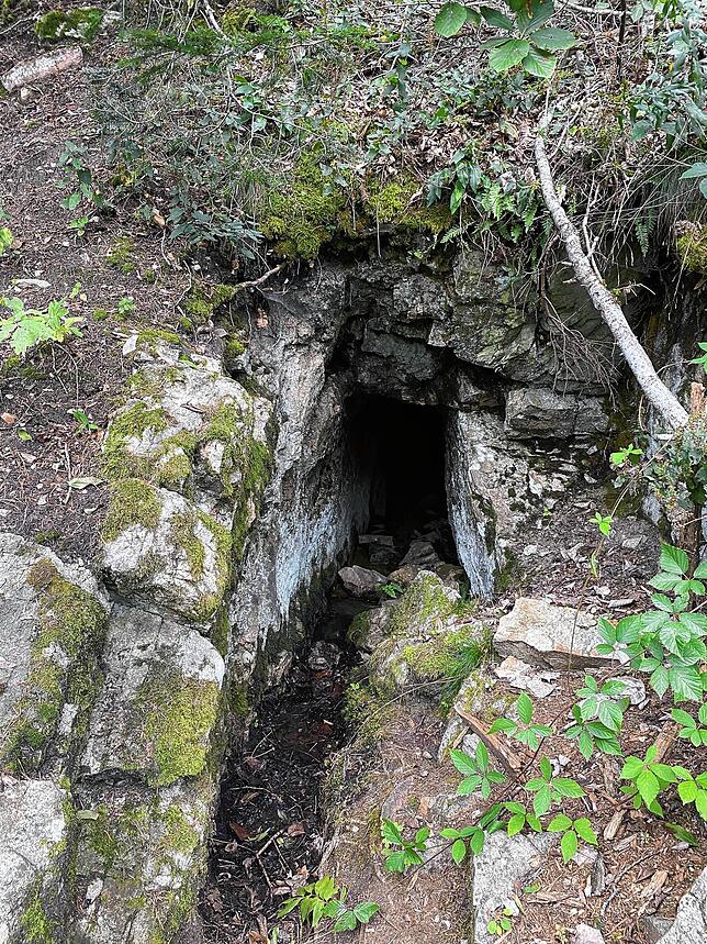 Eine Erzhöhle liegt etwas versteckt an der Berauer Halde oberhalb des Hutpfads. Hier wurde schon in der Bronzezeit Erz abgebaut.