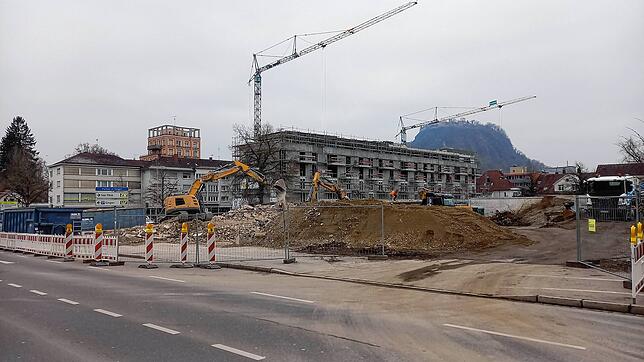 Bagger räumen die Reste der beiden Häuser an der Bahnhofstraße ab, die für die Neugestaltung des Scheffelareals abgerissen worden sind.