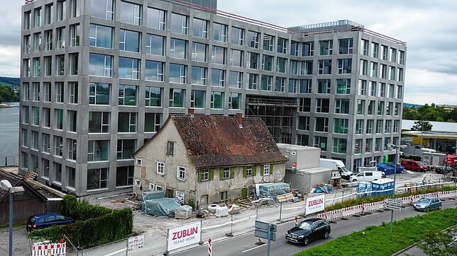 Das frühere Gasthaus Rheingarten steht im Schatten der neuen Bürotürme am Seerhein. Wie das Kulturdenkmal weiter genutzt wird, ist noch ...