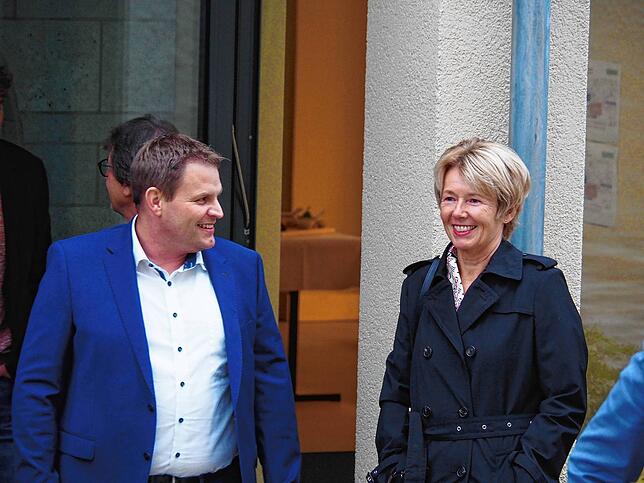 Bürgermeister Dominic Böhler und seine Vorgängerin Ira Schelling sind zufrieden.