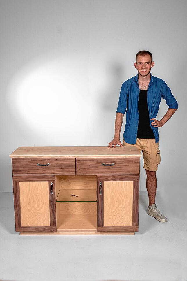 Bild 12: Von der Mini-Bar bis zum Schminktisch: So kreativ sind die Schreiner-Gesellen aus dem Kreis Waldshut