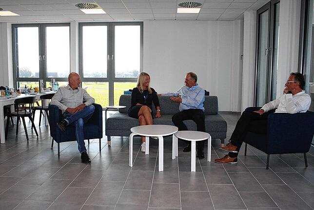 Die Führungsriege von Innosystec in der Kantine des Neubaus (von links): Michael Stöcker, zuständig für den operativen Bereich, Camilla ...