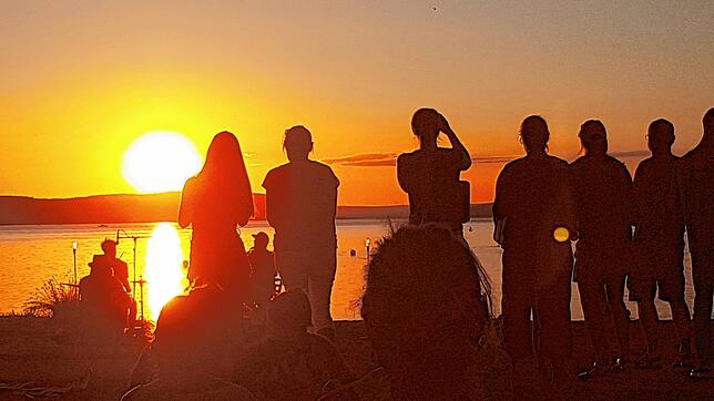 Das Bild entstand im Cafe del Mar in Unteruhldingen! Die Menschen staunen immer wieder über den tollen Sonnenuntergang bei den ...