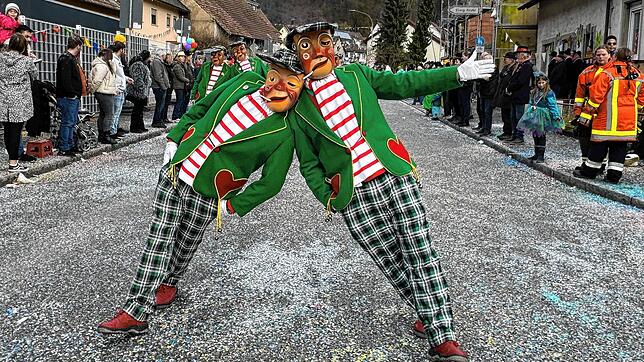 Die Narren müssen sich diese Fasnacht auf gemischtes Wetter einstellen. Den Spaß0 lassen sich die Narren – so wie hier die ...