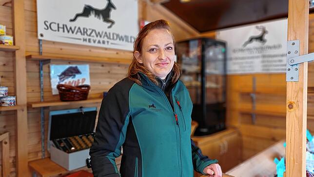 Martina Meyer von „Schwarzwaldwild Hevart“ aus Bonndorf bietet in diesem Jahr frische Reh- und Wildschweinbratwürste vom Grill an.