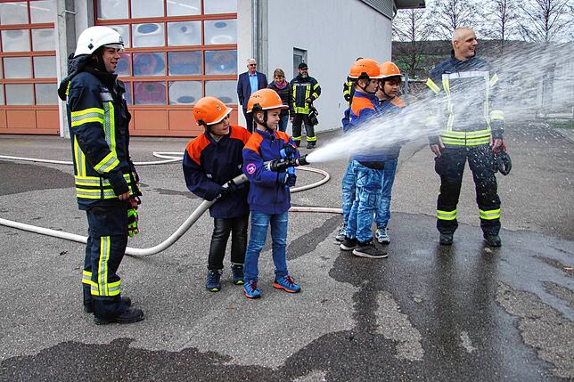 Die Praxis beim Feuerwehrhaus machte den Viertklässlern besonderen Spaß. Vorn (links) Ömer Yüksel, rechts Pascal Wymann vom AG-Team der ...