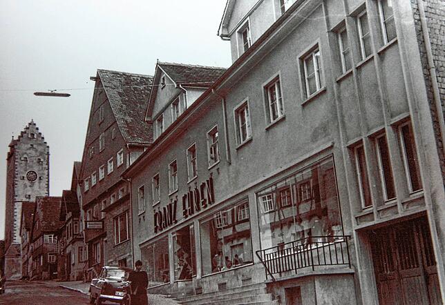 1980: Das Kaufhaus von Franz Ehren II. in der oberen Hauptstraße war ein beliebtes Modegeschäft und hatte eine Besonderheit aufzuweisen: ...