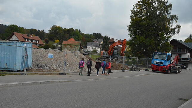 Bis vor wenigen Tagen stand noch ein Wohn- und Geschäftshaus auf dem Grundstück an der Bundesstraße in Häusern, auf dem der neue ...