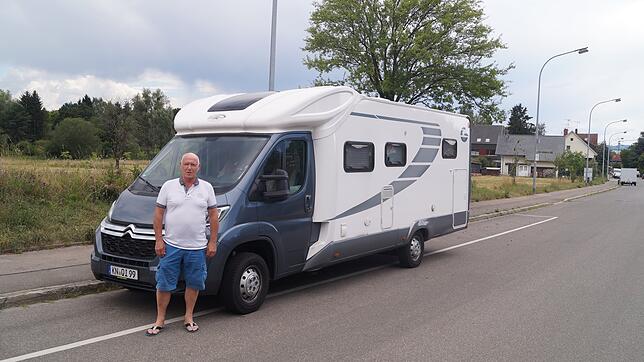Bernhard Hansen vor seinem Wohnmobil. Er fragt sich: "Wieso haben mich die Anwohner und Nachbarn nicht direkt angesprochen? Name, ...