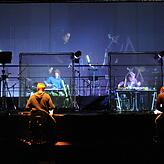 Das Nadar Ensemble probt am 19.10.2012, hinter Videowänden sitzend, in Donaueschingen (Baden-Württemberg) bei den Donaueschinger ...