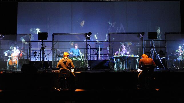 Das Nadar Ensemble probt am 19.10.2012, hinter Videowänden sitzend, in Donaueschingen (Baden-Württemberg) bei den Donaueschinger ...