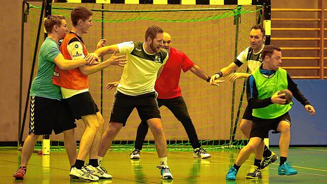 Spaß beim Handball: Alexander Isele (rechts), in Aktion bei einem Gauditurnier des Vereins im Jahr 2019, ist beim Handballclub ...