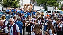 Eröffnung mit Festumzug am Freitag. Das Aufziehen der Erntekrone und das Mitsingen beim Badnerlied ist einer der besonderen Höhepunkte ...