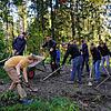 Viele Hände, schnelles Ende: Die Mountainbker-Jugendgruppe des Radfahrvereins Seerose aus Friedrichshafen packt mit Jugendlichen, ...